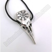 Calavera de cuervo con símbolo vikingo